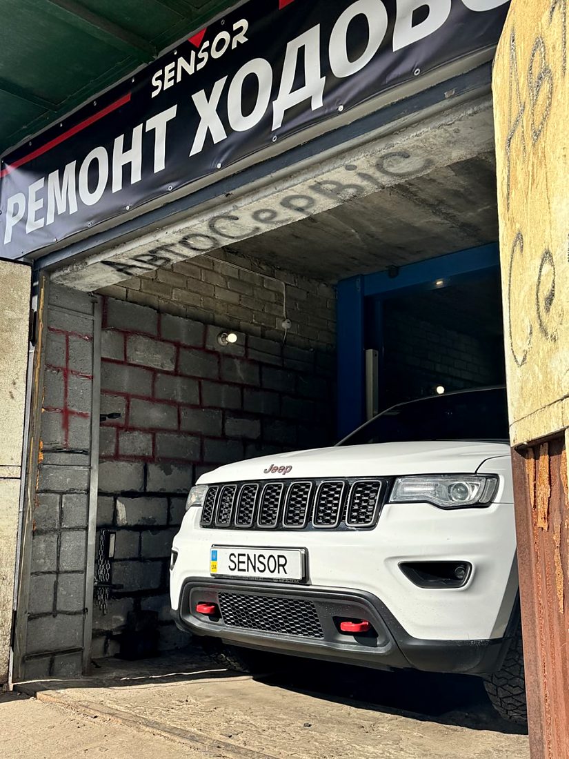 Заїзд у бокс ремонту ходової СТО SENSOR у Броварах