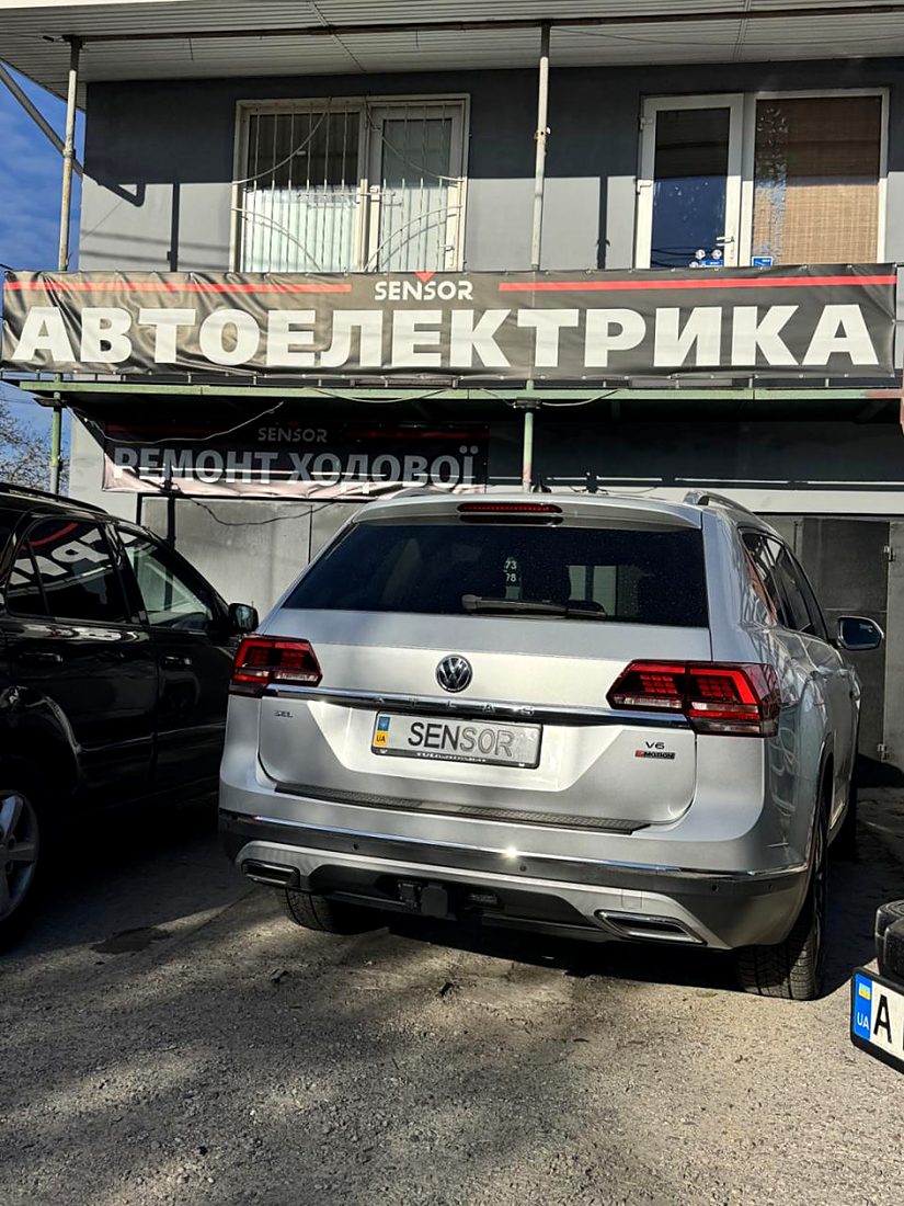 Будівля СТО SENSOR з вивіскою «Автоелектрика» на вул. Казимира Малевича, 73